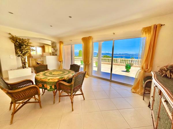 Villa d’Exception à Saint-Aygulf – Vue Mer Panoramique & Cadre Unique