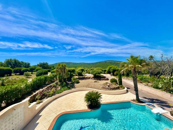 Villa d’Exception à Saint-Aygulf – Vue Mer Panoramique & Cadre Unique