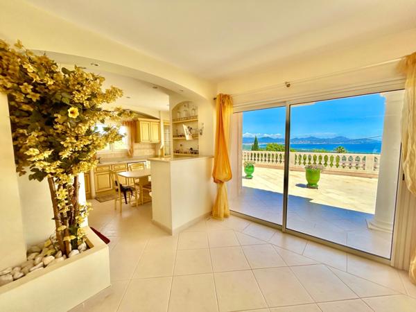Villa d’Exception à Saint-Aygulf – Vue Mer Panoramique & Cadre Unique