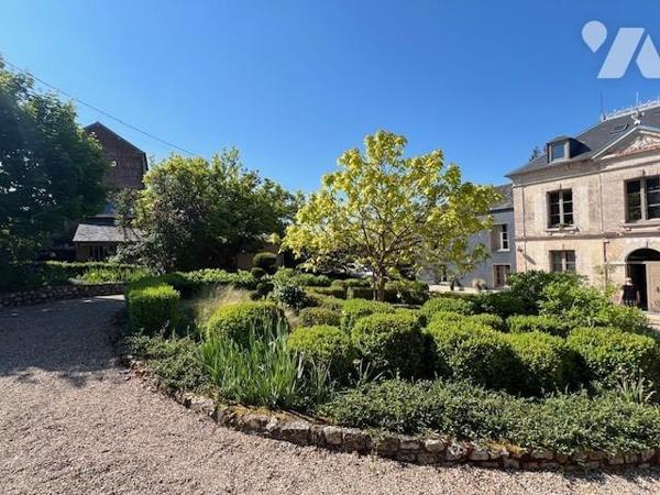 RARE A LA VENTE ORBEC MAISON DE CARACTERE AUX PRESTATIONS DE QUALITES AVEC TRES BEAU PARC ARBORE