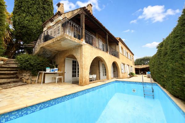 Villa Saint Laurent Du Var 6 pièces 214 m2 Vue Mer