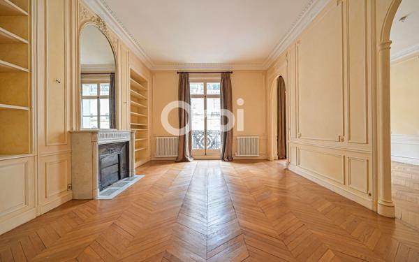 Appartement à vendre    5 pièces • 155,25 m2 Paris 8