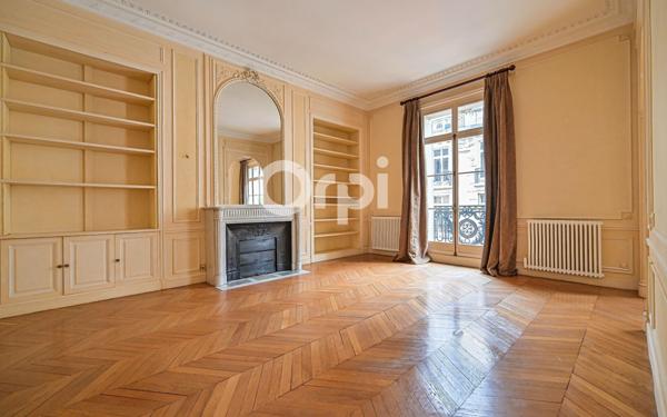 Appartement à vendre    5 pièces • 155,25 m2 Paris 8