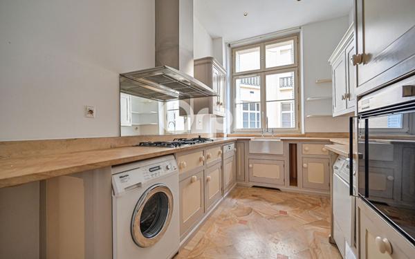 Appartement à vendre    5 pièces • 155,25 m2 Paris 8