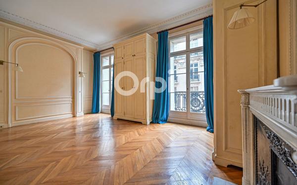 Appartement à vendre    5 pièces • 155,25 m2 Paris 8