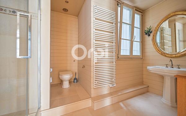 Appartement à vendre    5 pièces • 155,25 m2 Paris 8