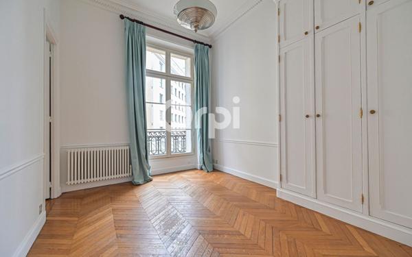 Appartement à vendre    5 pièces • 155,25 m2 Paris 8