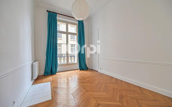 Appartement à vendre    5 pièces • 155,25 m2 Paris 8
