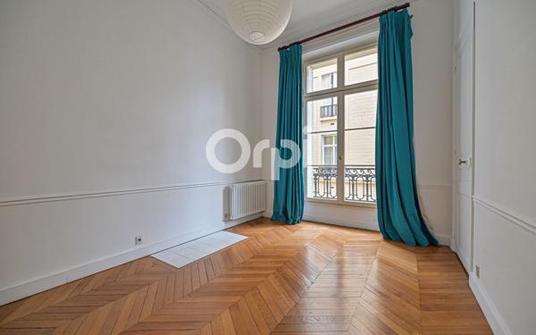 Appartement à vendre    5 pièces • 155,25 m2 Paris 8