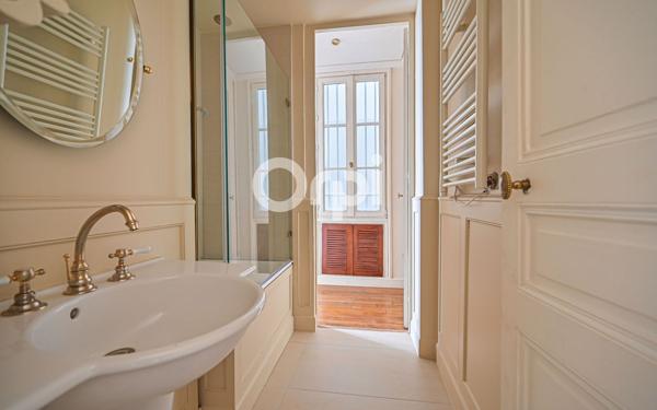 Appartement à vendre    5 pièces • 155,25 m2 Paris 8