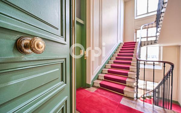 Appartement à vendre    5 pièces • 155,25 m2 Paris 8