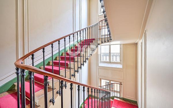 Appartement à vendre    5 pièces • 155,25 m2 Paris 8