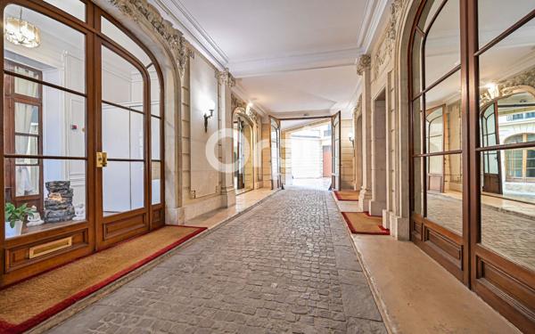 Appartement à vendre    5 pièces • 155,25 m2 Paris 8