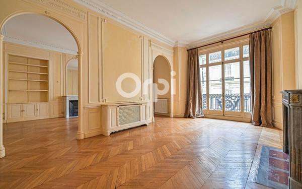 Appartement à vendre    5 pièces • 155,25 m2 Paris 8