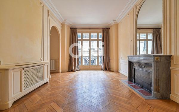 Appartement à vendre    5 pièces • 155,25 m2 Paris 8