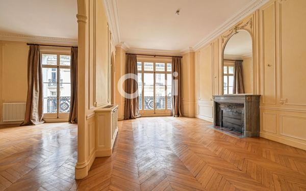 Appartement à vendre    5 pièces • 155,25 m2 Paris 8