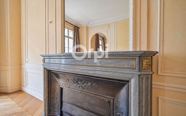 Appartement à vendre    5 pièces • 155,25 m2 Paris 8