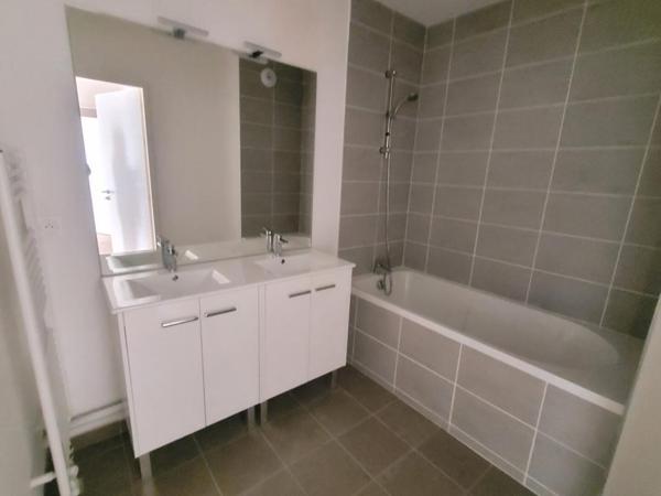 Appartement 4 pièce(s) 98m² avec balcon et parking