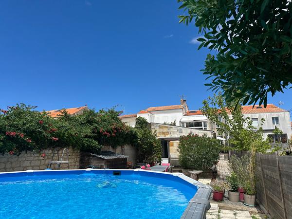 Vaste maison avec jardin, terrasse, garage et piscine