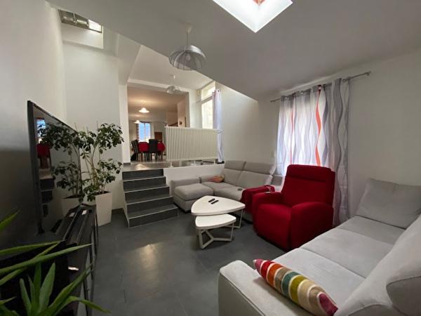 Vaste maison avec jardin, terrasse, garage et piscine