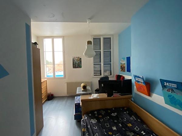 Vaste maison avec jardin, terrasse, garage et piscine