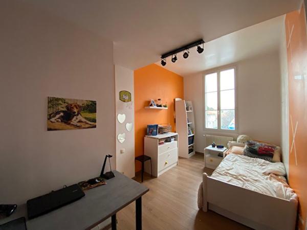 Vaste maison avec jardin, terrasse, garage et piscine