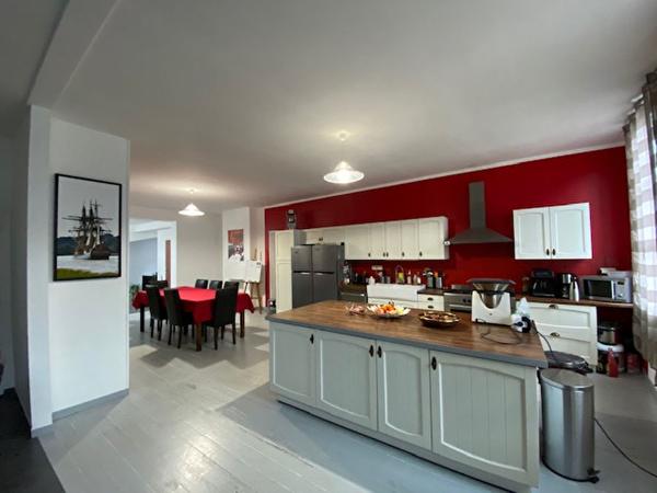 Vaste maison avec jardin, terrasse, garage et piscine