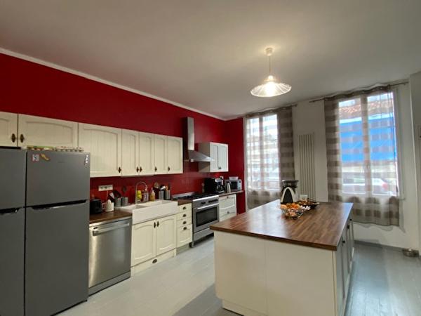 Vaste maison avec jardin, terrasse, garage et piscine