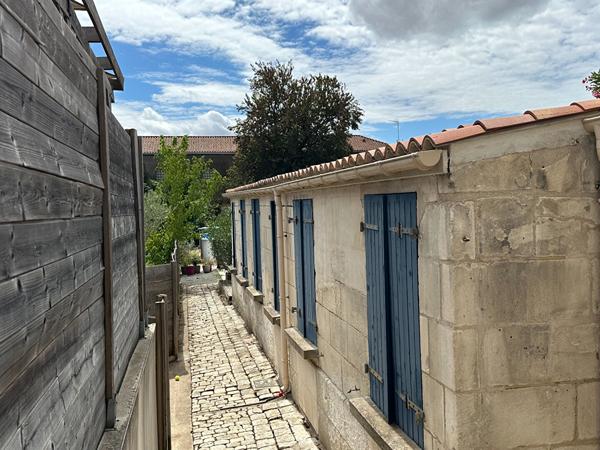Vaste maison avec jardin, terrasse, garage et piscine