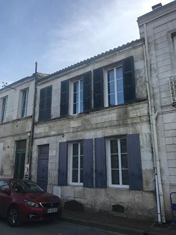 Vaste maison avec jardin, terrasse, garage et piscine