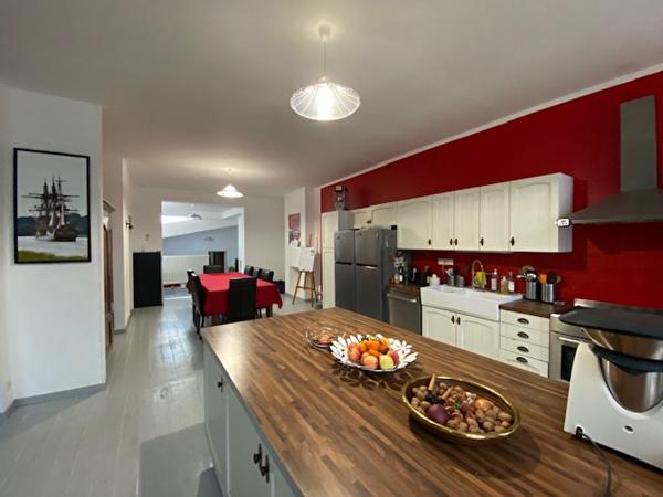 Vaste maison avec jardin, terrasse, garage et piscine