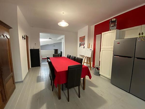 Vaste maison avec jardin, terrasse, garage et piscine