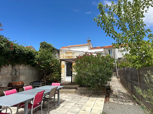 Vaste maison avec jardin, terrasse, garage et piscine