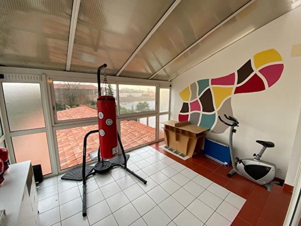 Vaste maison avec jardin, terrasse, garage et piscine