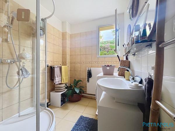 Bel appartement de type T3 avec balcon et place de stationnement