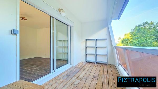 DOUA / TETE D'OR - Appartement T3 traversant de 80 m² avec terrasse.