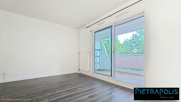 DOUA / TETE D'OR - Appartement T3 traversant de 80 m² avec terrasse.