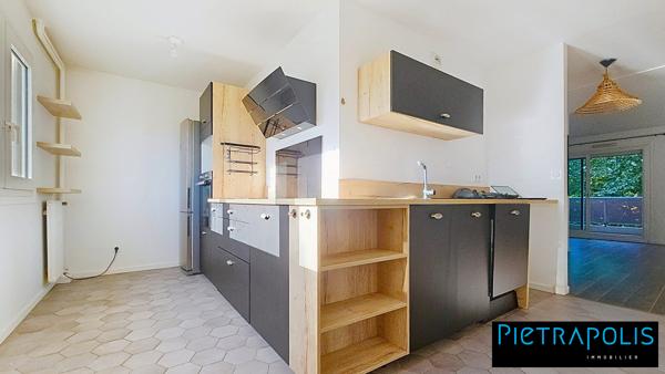 DOUA / TETE D'OR - Appartement T3 traversant de 80 m² avec terrasse.