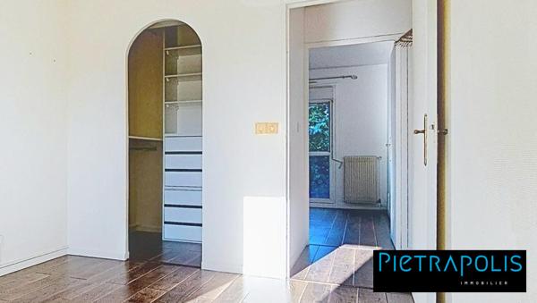 DOUA / TETE D'OR - Appartement T3 traversant de 80 m² avec terrasse.