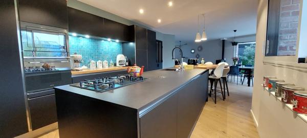 Maison
         5 pièces
        - 147 m² 595 000 € *