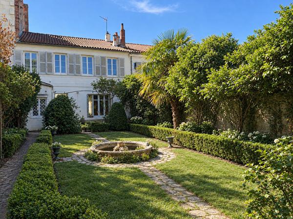 Exclusivité dans l'Hyper centre Rochefort : Maison de caractère 170m²  Jardin, Garage et dépendance aménagée