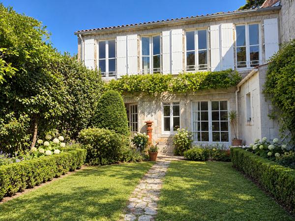 Exclusivité dans l'Hyper centre Rochefort : Maison de caractère 170m²  Jardin, Garage et dépendance aménagée