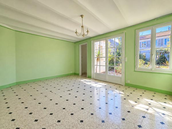 Exclusivité dans l'Hyper centre Rochefort : Maison de caractère 170m²  Jardin, Garage et dépendance aménagée
