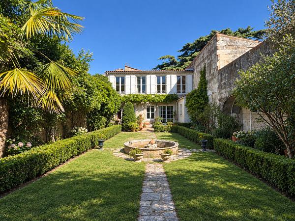 Exclusivité dans l'Hyper centre Rochefort : Maison de caractère 170m²  Jardin, Garage et dépendance aménagée