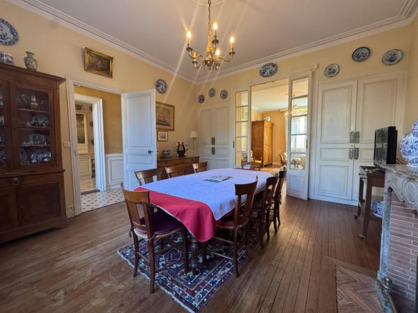 Exclusivité dans l'Hyper centre Rochefort : Maison de caractère 170m²  Jardin, Garage et dépendance aménagée