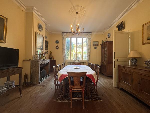 Exclusivité dans l'Hyper centre Rochefort : Maison de caractère 170m²  Jardin, Garage et dépendance aménagée
