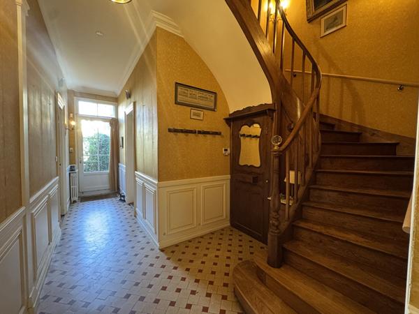Exclusivité dans l'Hyper centre Rochefort : Maison de caractère 170m²  Jardin, Garage et dépendance aménagée