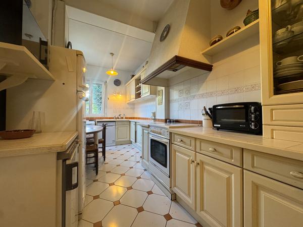 Exclusivité dans l'Hyper centre Rochefort : Maison de caractère 170m²  Jardin, Garage et dépendance aménagée