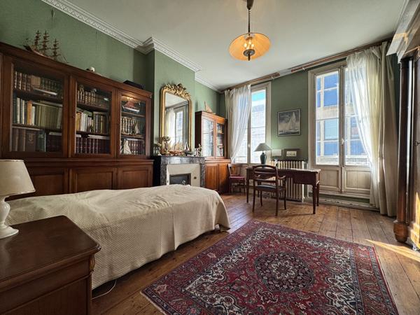 Exclusivité dans l'Hyper centre Rochefort : Maison de caractère 170m²  Jardin, Garage et dépendance aménagée