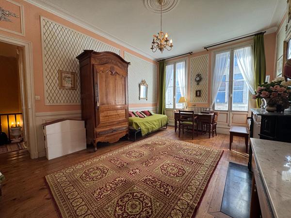 Exclusivité dans l'Hyper centre Rochefort : Maison de caractère 170m²  Jardin, Garage et dépendance aménagée